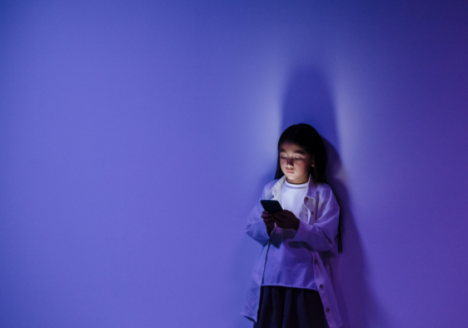 نور آبی وسایل الکترونیکی